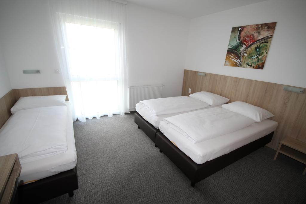 Bernstein-Motel Marchegg エクステリア 写真